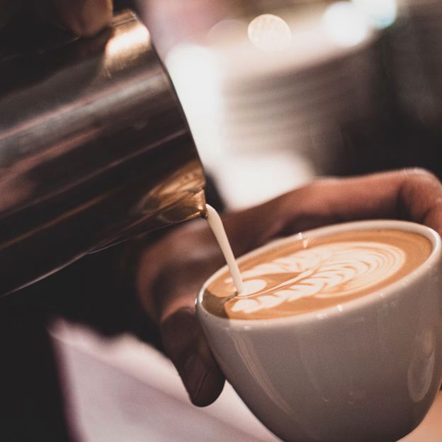 Espresso pouring on the La Veen cart